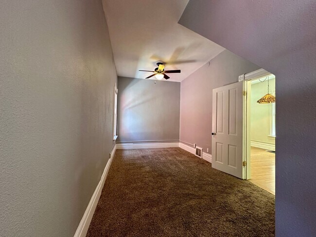 Building Photo - 3 Bedroom 2 Full Bath Renovated Single Fam...