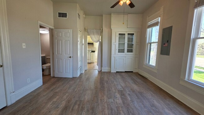 Building Photo - 145 N Kealy Ave