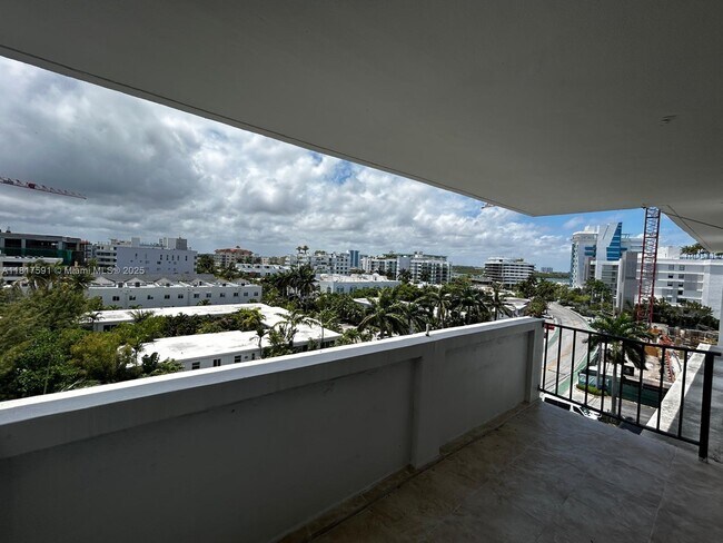 Building Photo - 10101 E Bay Harbor Dr
