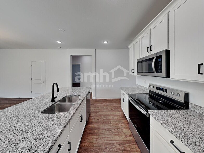 Building Photo - 15074 W Sherman St