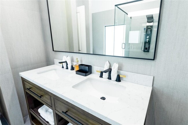 Building Photo - 222 N Tradewinds Ave