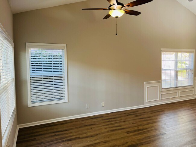 Building Photo - Wow! Check out this charming 3 bedroom 2.5...