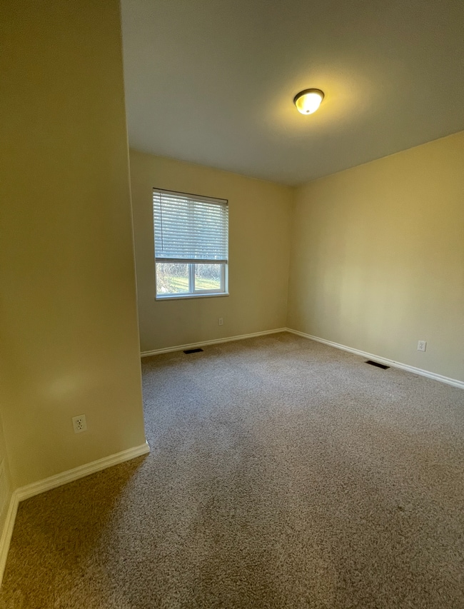 Building Photo - Private and conveniently located 3 bedroom...