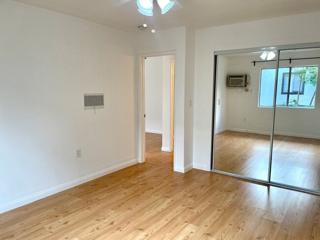 Building Photo - Beautiful 1 Bed/1 Bath Condo Apartment with Private Patio, Hardwood Flooring, Pool, and AC