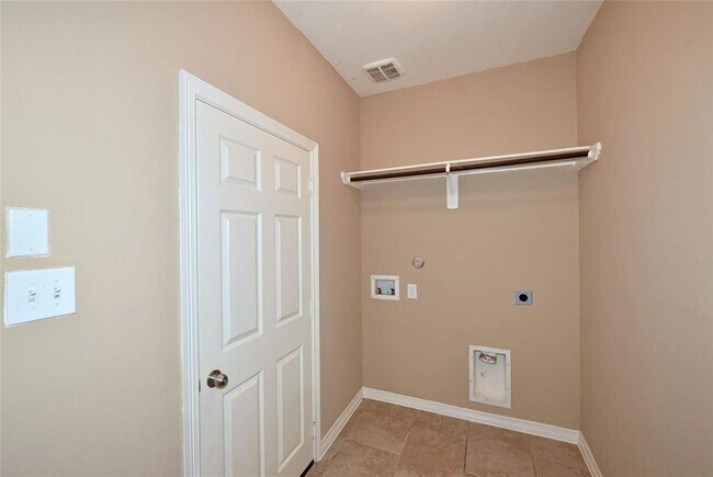 Building Photo - 4050 Calaway Oaks Ln