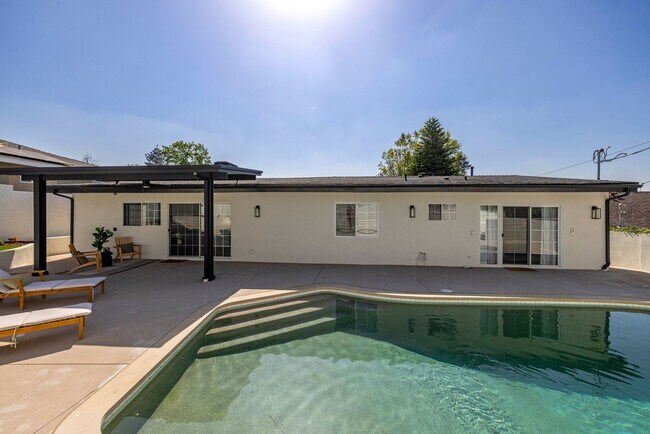 Building Photo - Stunning Mid-Century Modern Pool Home in Walnut Cove – Fully Furnished 4 bedrooms & 3 bathrooms!