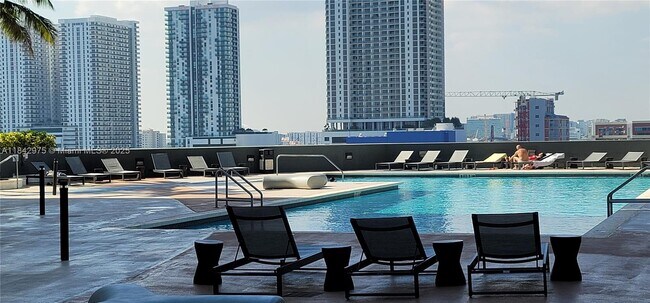 Building Photo - 1750 N Bayshore Dr