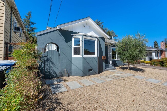 Building Photo - Charming Updated 2 bed, 2 bath Home near D...