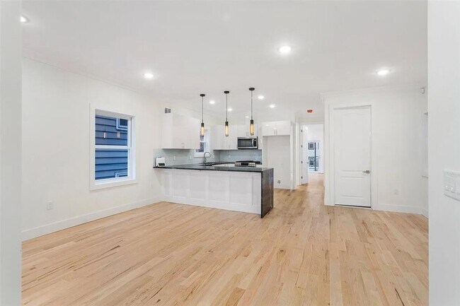 Building Photo - 379 Ege Ave