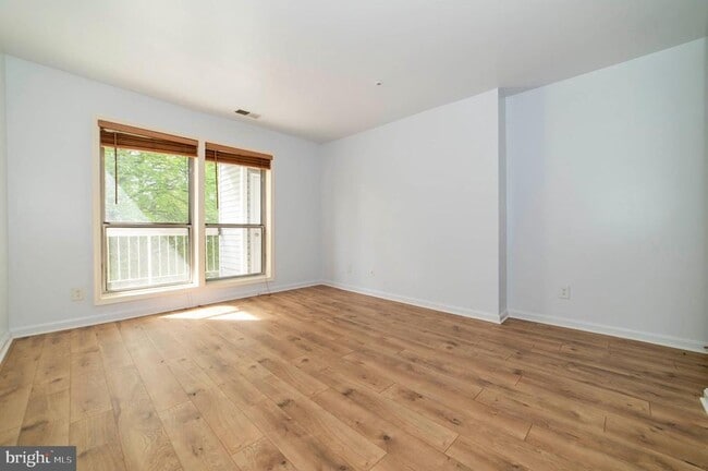 Building Photo - 3176 Summit Square Dr
