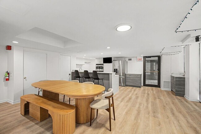 Building Photo - 1660 N La Salle Dr
