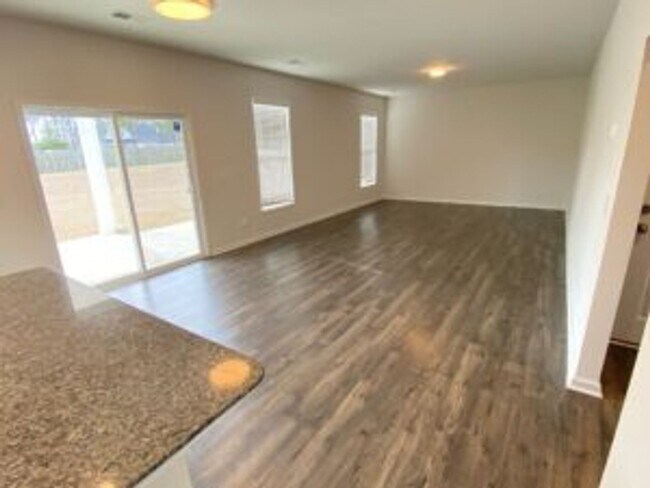Building Photo - Like New in Longview!