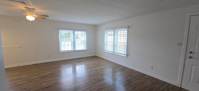 Building Photo - 2 bed 2 baths with large screened patio