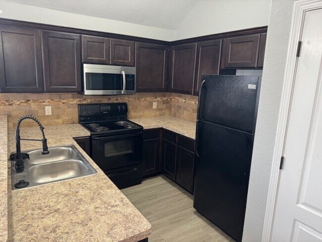 Building Photo - Charming 2 bedroom 2 bathroom Duplex in Charleston