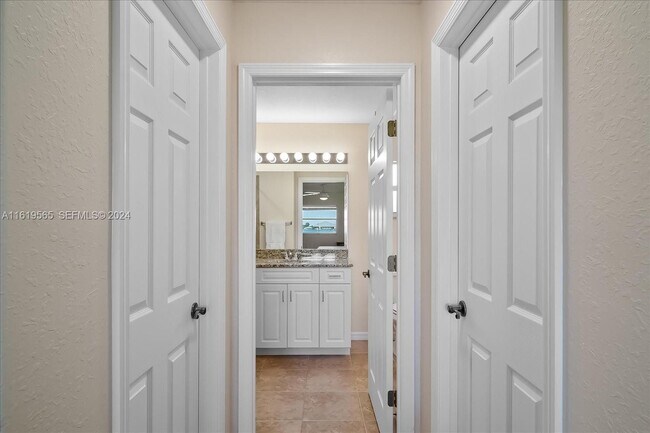 Building Photo - 924 Lake Dr E