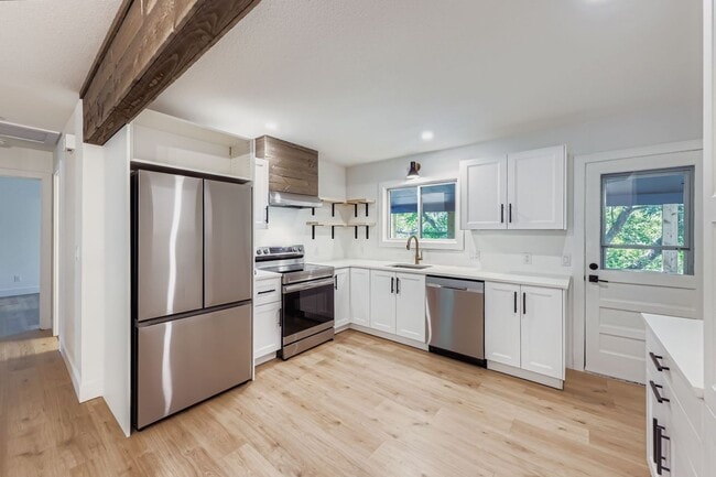 Building Photo - Recently Remodeled 4BD, 3BA Louisville Home