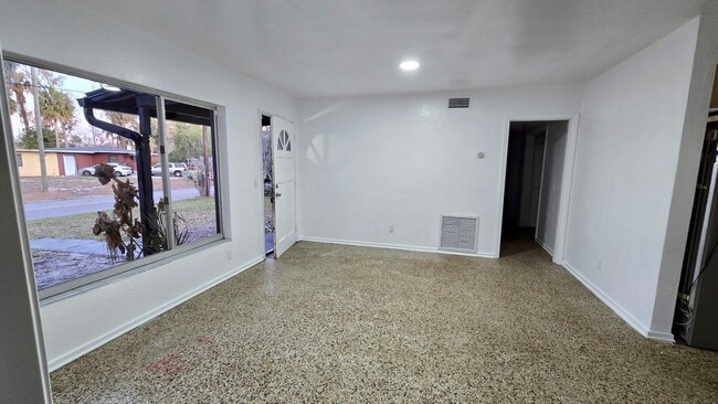 Building Photo - 512 Sandra Ave