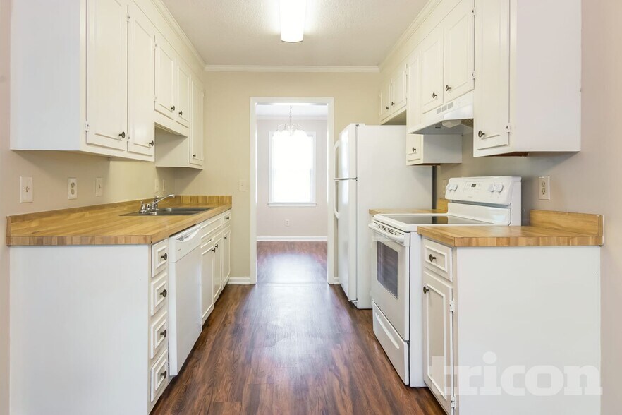 Building Photo - 208 Southampton Dr