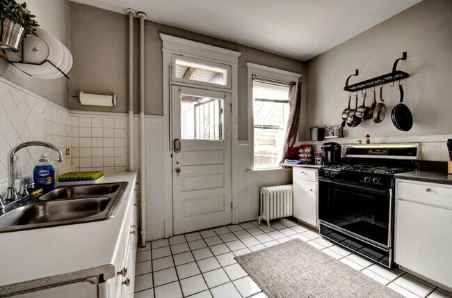 Building Photo - Beautiful two story unit with Victorian charm