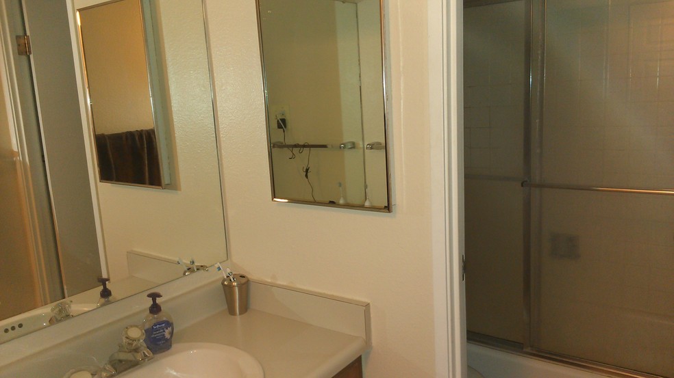 2nd Bedroom and Guest Bath - 777 N Washington St