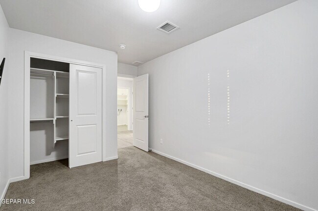 Building Photo - 4016 Camelot Heights Dr