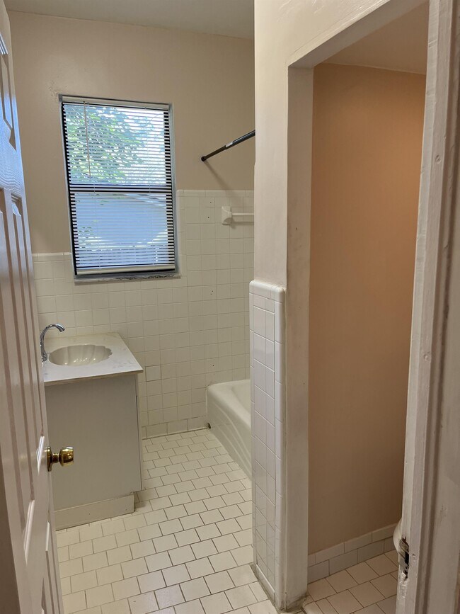 Building Photo - 5105 Hollycrest Dr