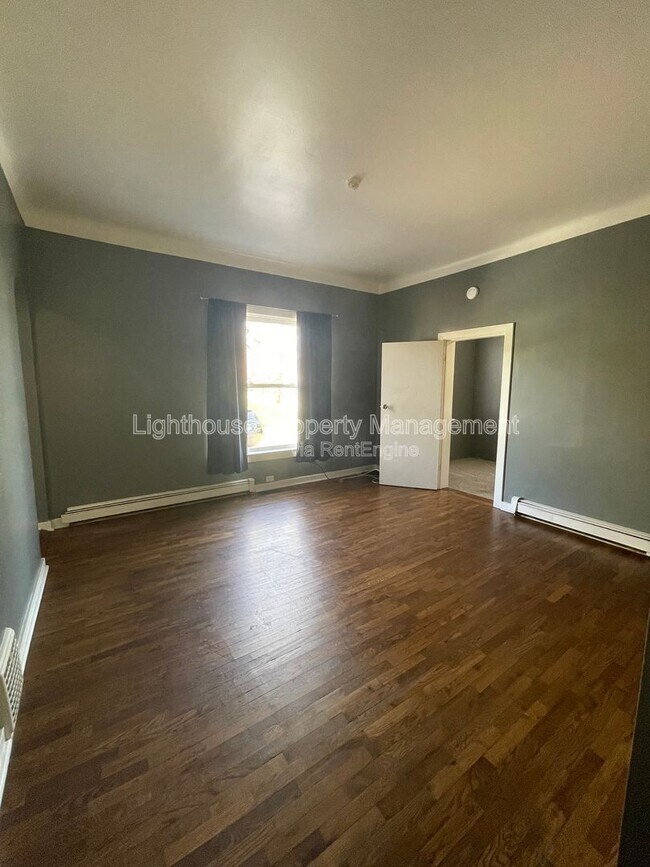 Building Photo - 809 W Cedar St