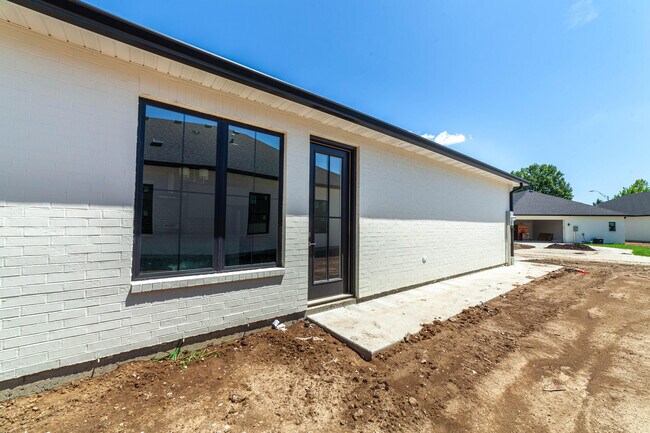 Building Photo - 220 Green Meadows Cir