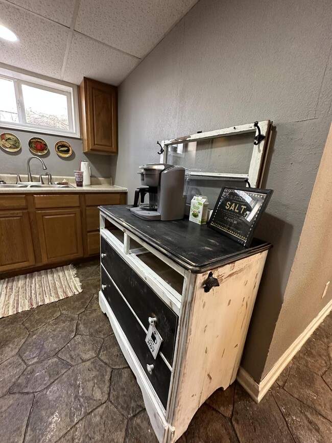 Building Photo - 1601 Hinkson Ave