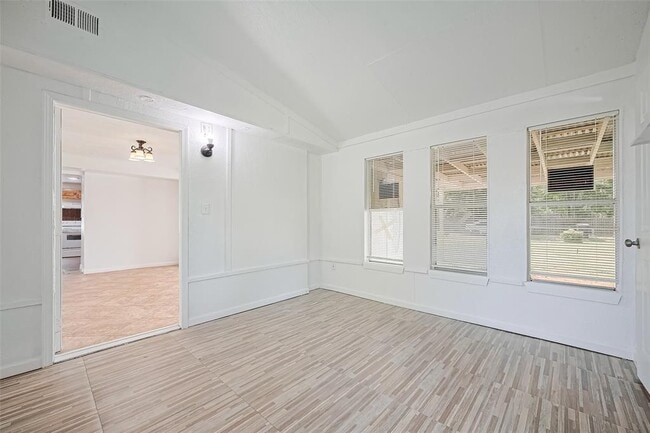 Building Photo - 227 N Austin Dr