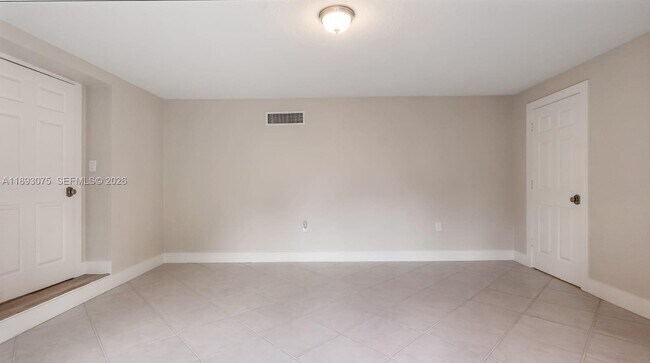 Building Photo - 740 Beachwood Ln