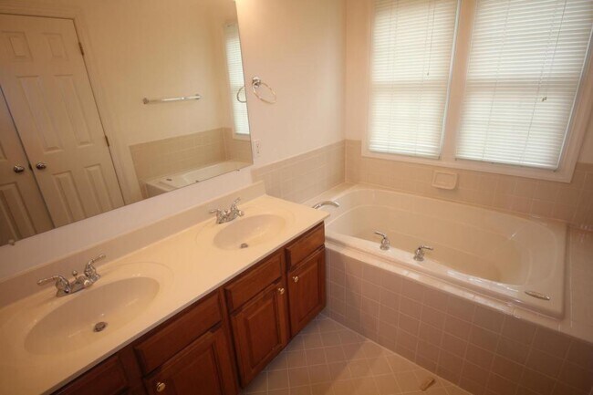 Building Photo - 4555 Fair Valley Dr