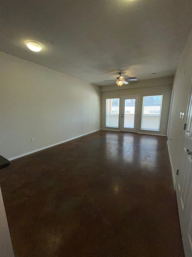 Building Photo - 910 W 25th St