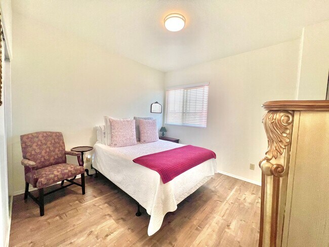 Building Photo - Spacious 5-Bed, 3-Bath Home in Rialto – Ve...