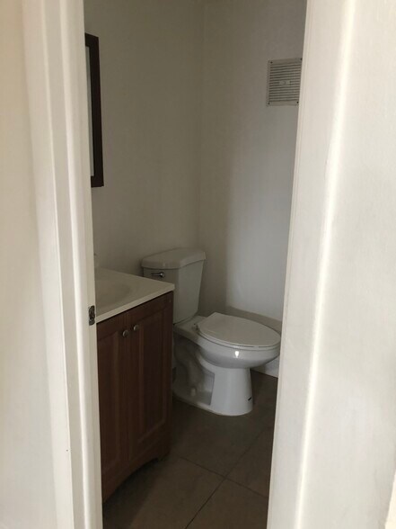 Building Photo - 9363 Fontainebleau Blvd