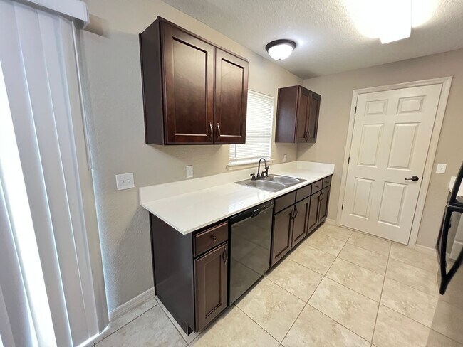 Building Photo - INCREDIBLE 3 Bedroom, 2 Bathroom Home in Ocala!!