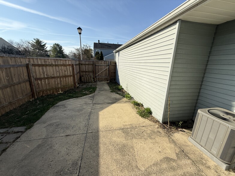 Building Photo - 1823 Worthington Run Dr