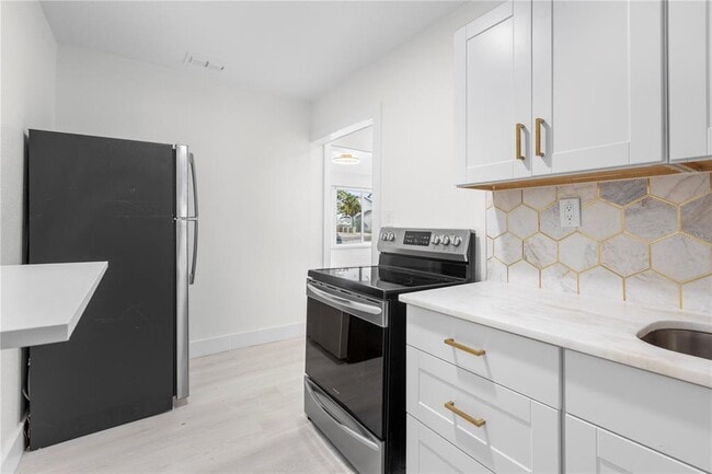 Building Photo - 14060 Miramar Ave