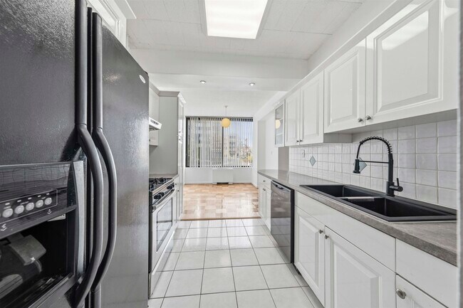 Building Photo - 9060 Palisade Ave