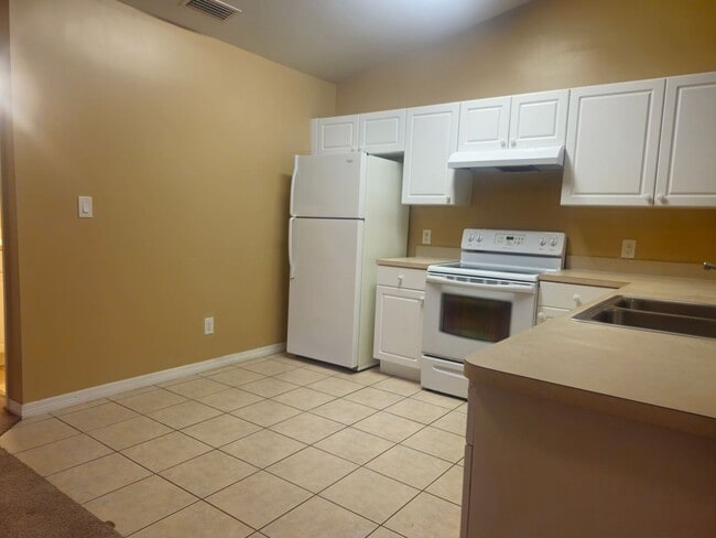 Building Photo - Nice 2 Bed plus a Den!, 2 Bath with a 1 Car Garage.