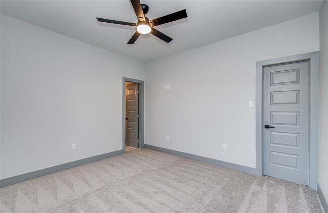 Building Photo - 837 S Victory Dr