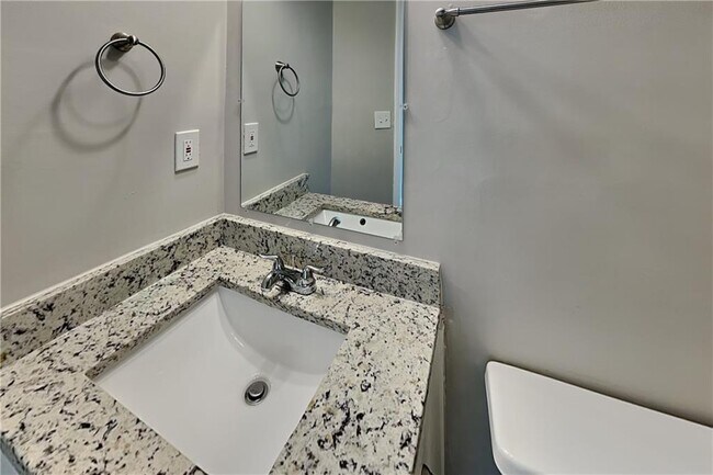 Building Photo - 1965 Racquet Club Cir NW