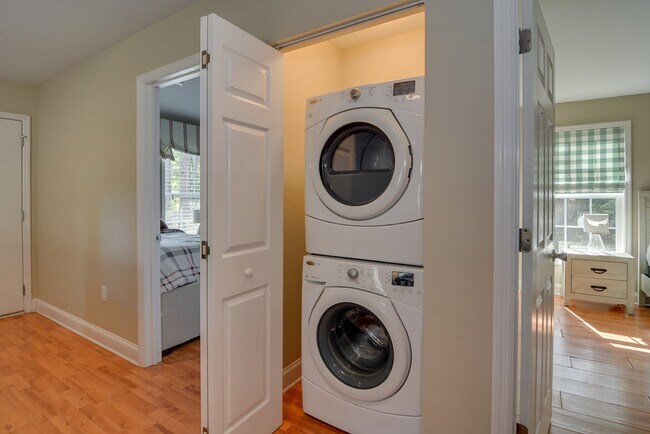 Building Photo - 261 4 Oaks Rd