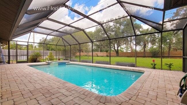 Building Photo - CLASSIC SARASOTA POOL HOME WITH UPDATES AN...
