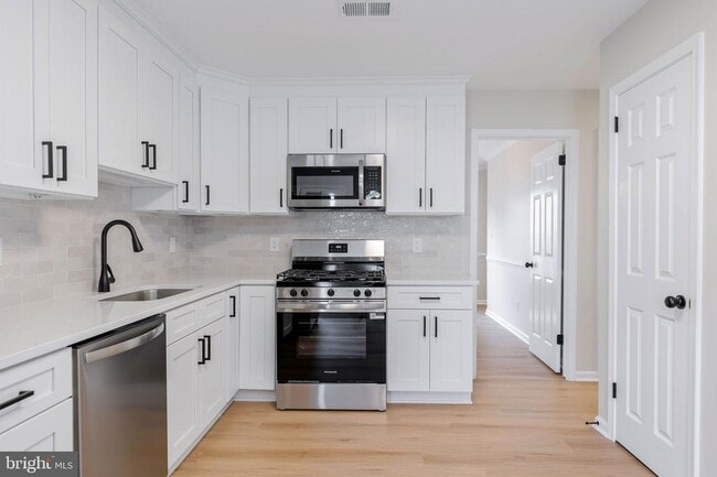 Building Photo - 561 Tiffany Ct