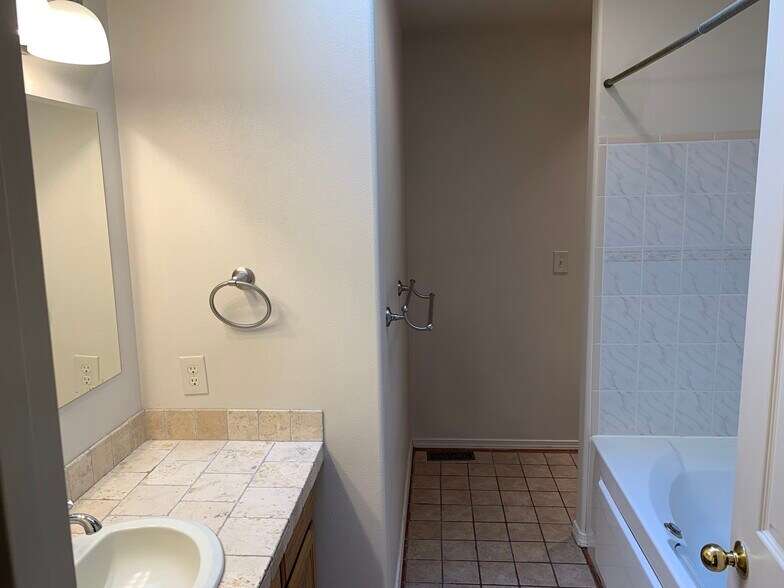 Building Photo - 1831 Fairway Dr