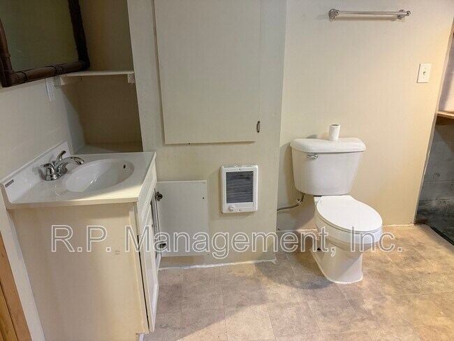 Building Photo - 1090 16th Ave SE