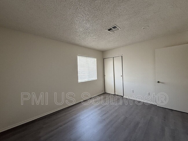 Building Photo - 664 Honeysuckle Rd