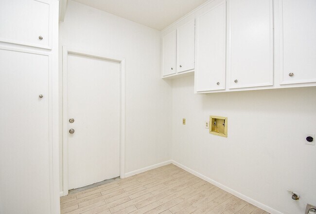 Building Photo - 1231 Creekford Cir