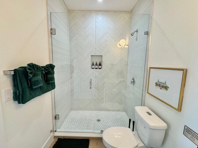 Building Photo - 436 Monroe Dr